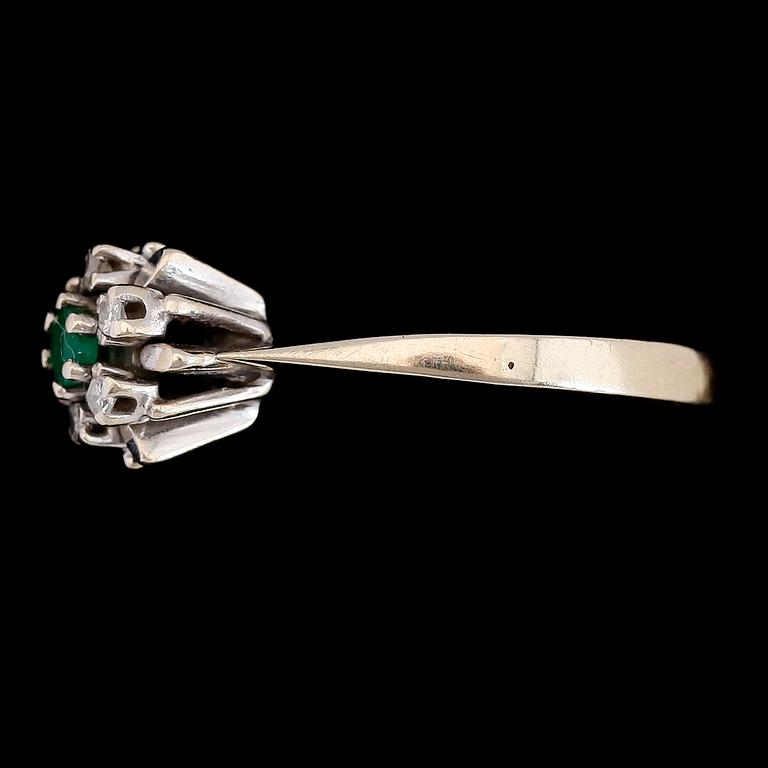 RING, 18K vitguld, diamanter tot ca 0.06 ct. samt smaragd.