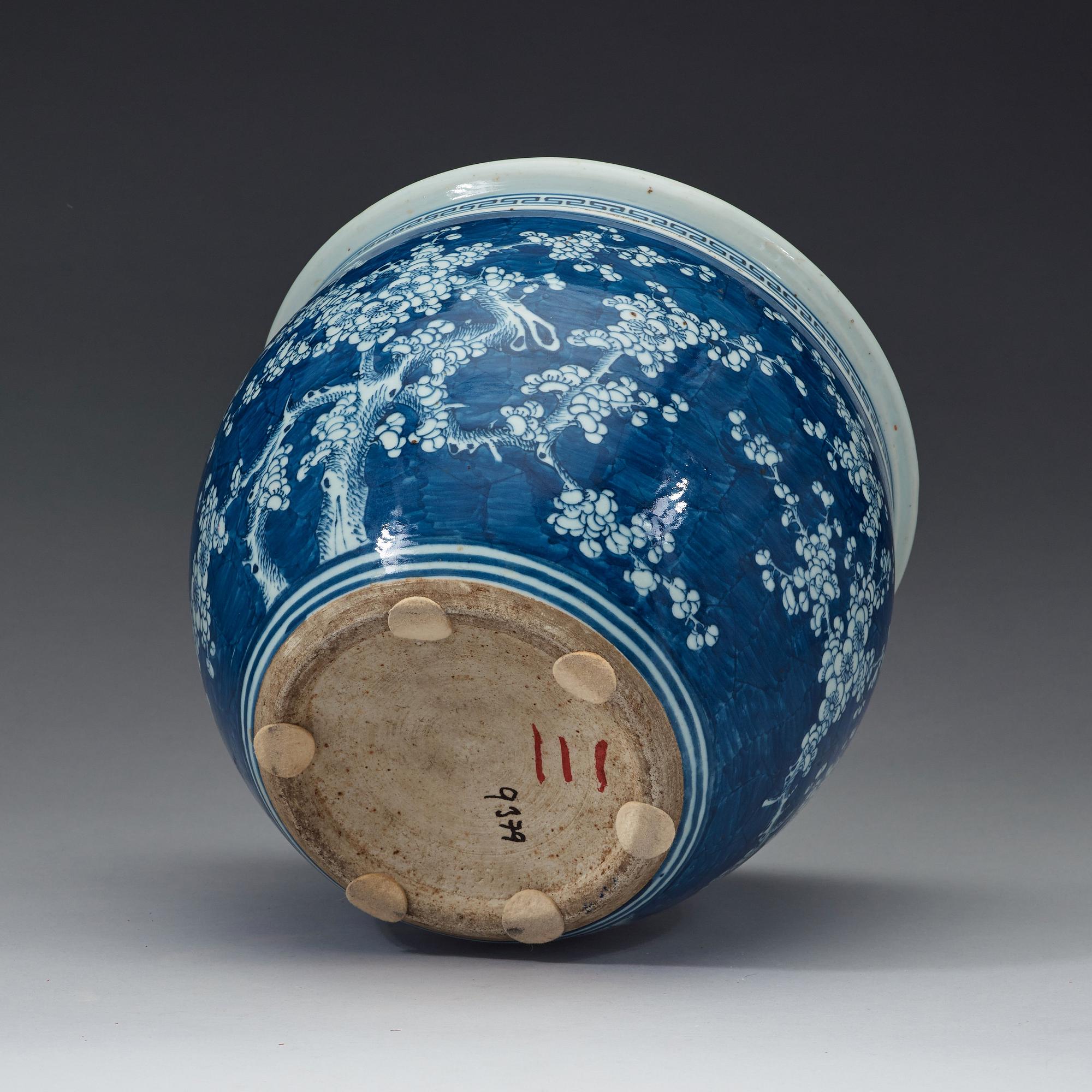A blue and white scrollpot/fish basin, Qing dynasty, 19th Century.