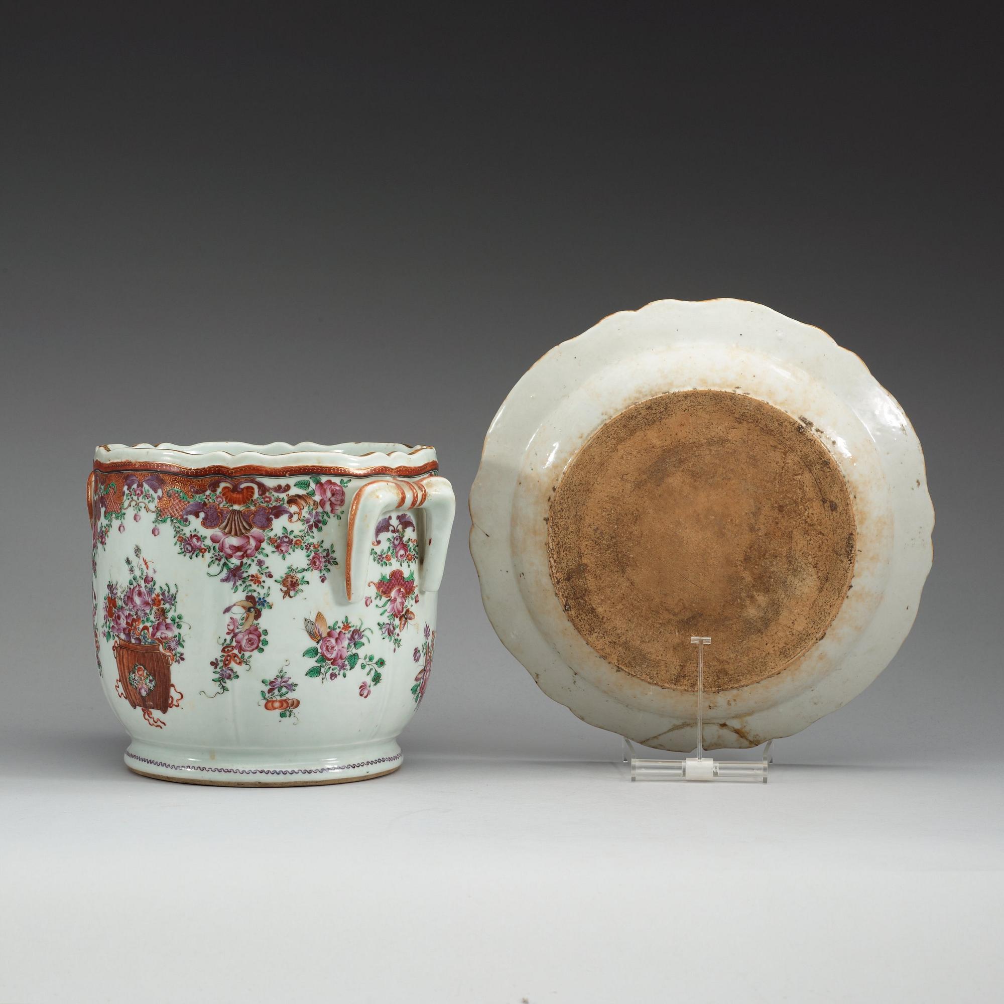 YTTERFODER/CHAMPAGNEKYLARE med FAT, kompaniporslin. Qing dynastin, Qianlong (1736-95).