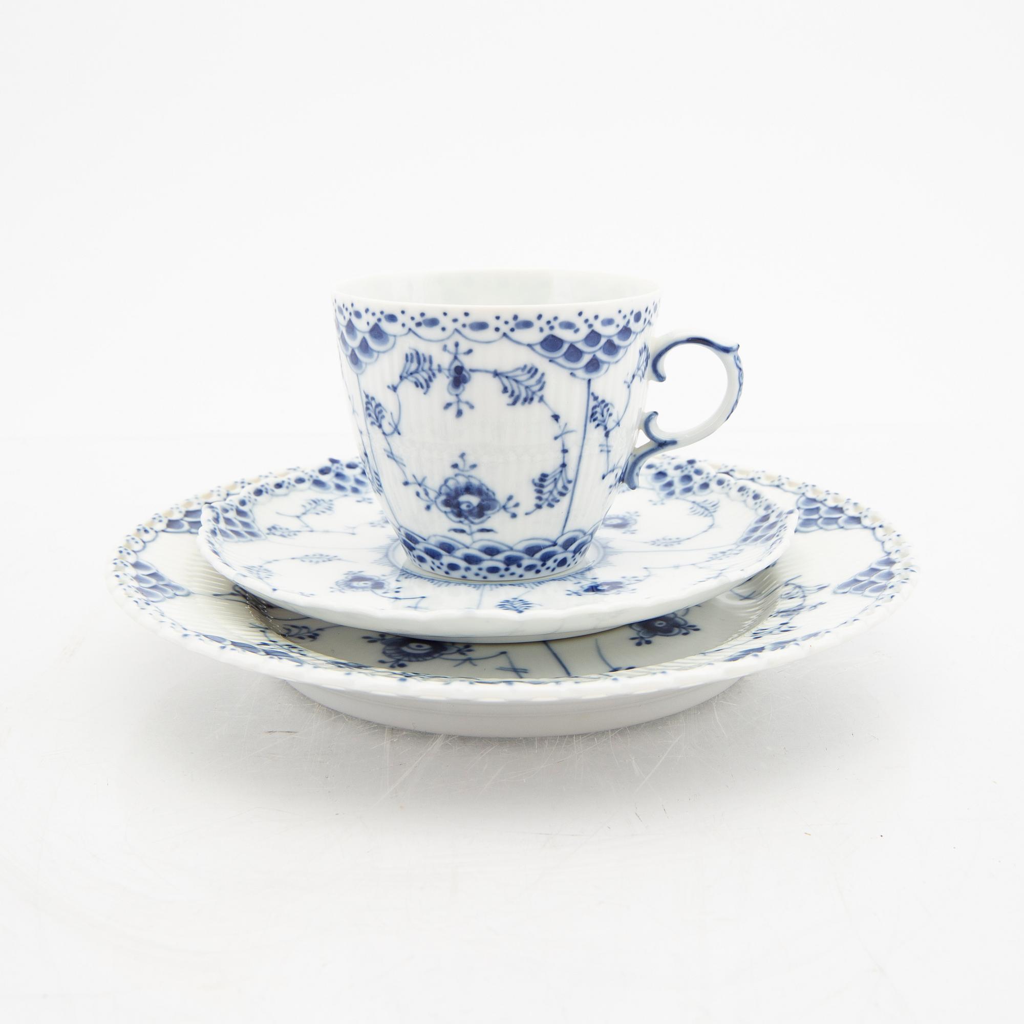 Service 26 pcs "Musselmalet" hel and halv blonde Royal Copenhagen Denmark porcelain.