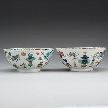 A pair of famille verte bowls, Qing dynasty, Kangxi (1662-1722).