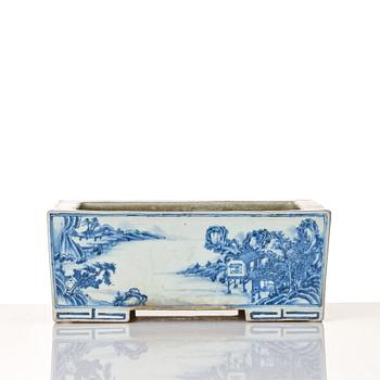 A large rectangular blue and white flower pot, Qing dynasty, 18th Century.