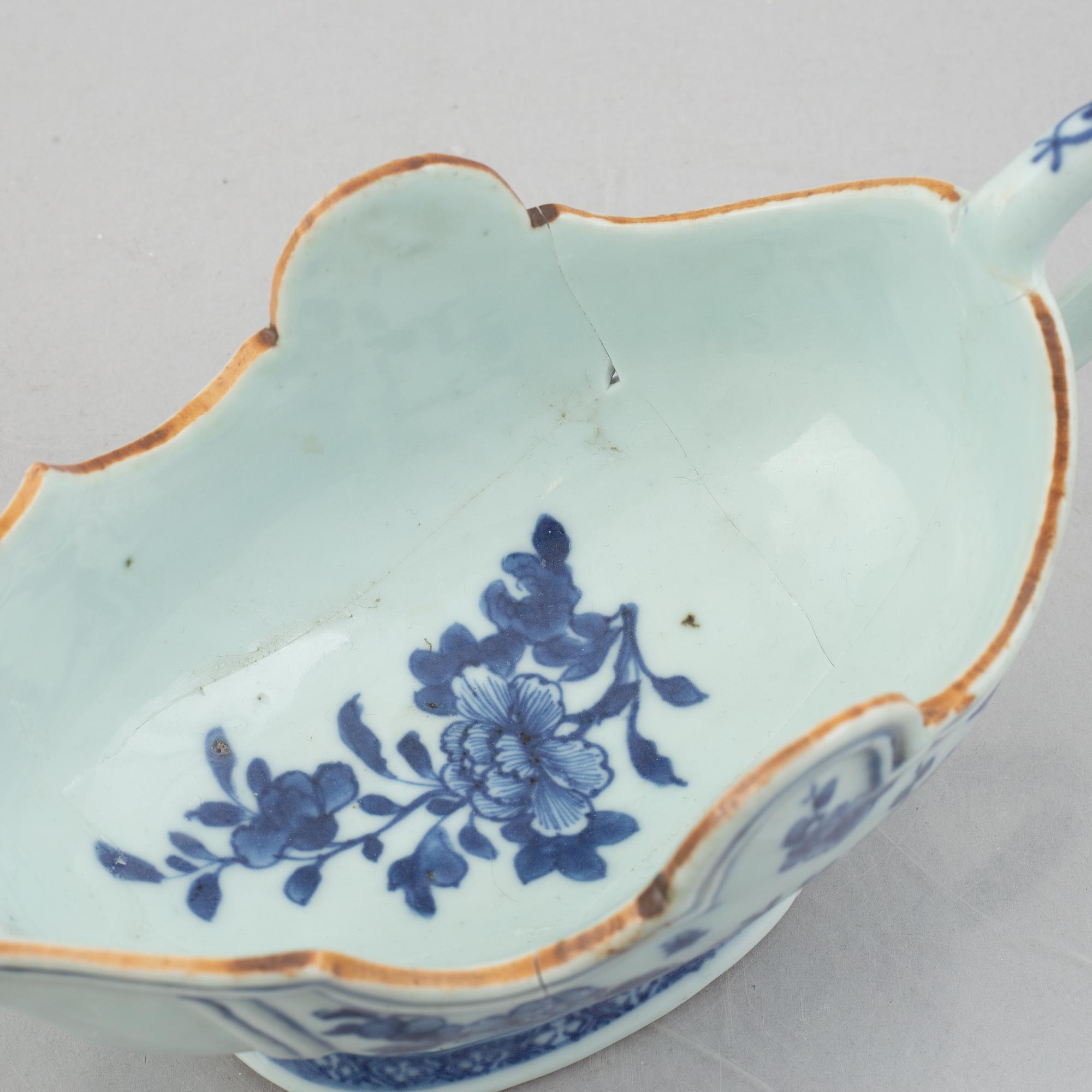 A pair of blue and white Chinese porcelain sauce boats and a pair of plates, Qing dynasty, Qianlong (1736-95).