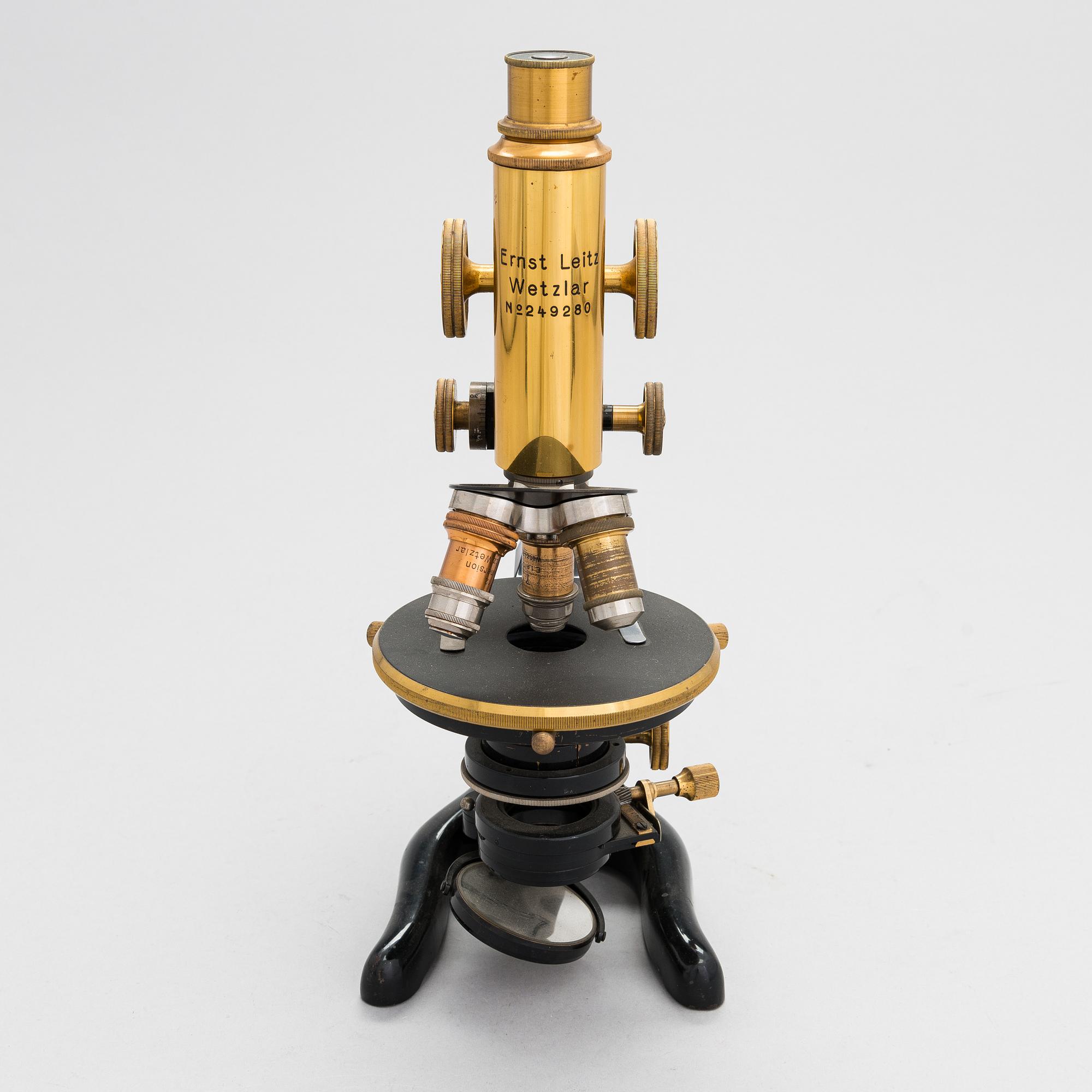 Ernst Leitz Wetzlar, A microscope with a box. - Bukowskis