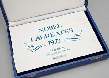 PLAKETTER, 44 st, "Nobel Laureats" patinerad brons, Sporrong, 1900-talets andra hälft.