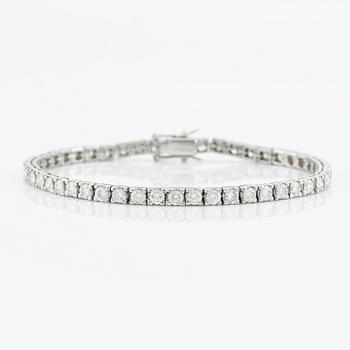 Tennisarmband, vitguld med briljantslipade diamanter, totalt ca 4,80 ct.