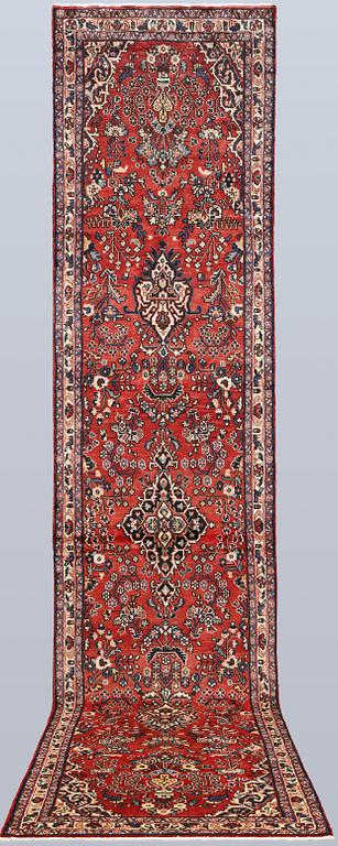 A Hamadan runner, approx. 520 x 112 cm.