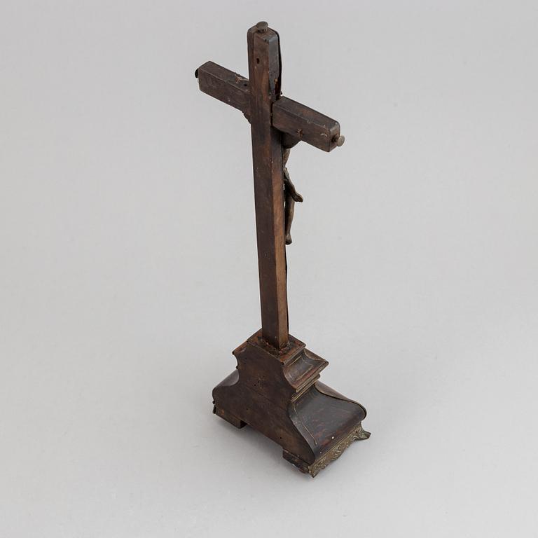 KRUCIFIX, mörkbetsat trä med inläggningar av mässing, 1700-tal.