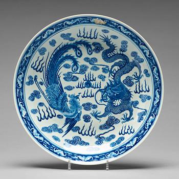 942. A large blue and white dish, Qing dynasty, late 19th century.