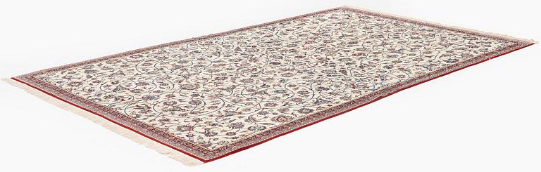 A semi-antique Nain Tuteshk rug, c. 299 x 183 cm.