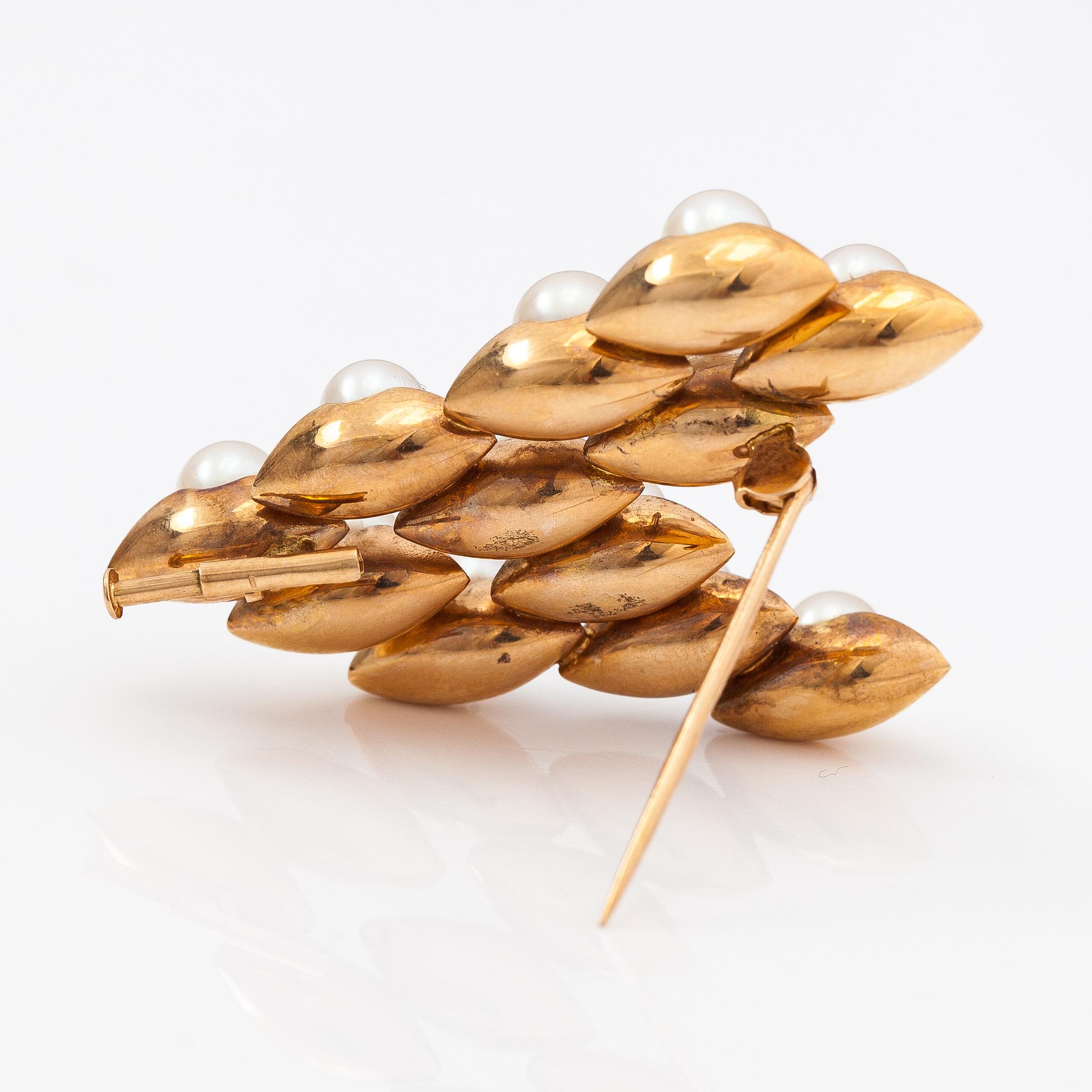 A 14K gold brooch with cultured pearls. Matti Hyvärinen, Turku 1970.