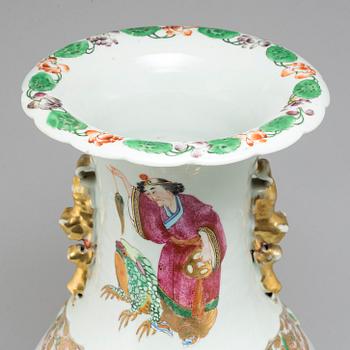 A Canton famille rose vase, Qing dynasty, circa 1900.