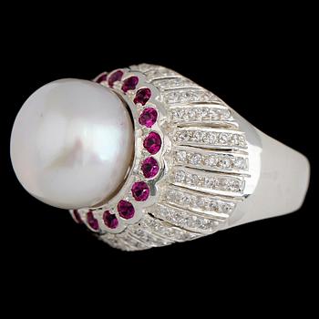 RING, vitguldspläterat sterlingsilver, odla pärla, vita safirer tot ca 0.50 ct, rubiner tot ca 0.54 ct.