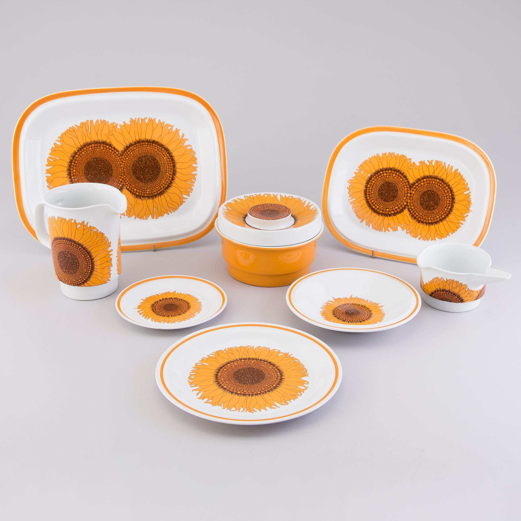 UNNI MARGRETHE JOHNSEN, A 35-pcs set of the 1970s 'Korulen Solsikke' dinnerware for Egersunds Fayancefabrik, Norway.