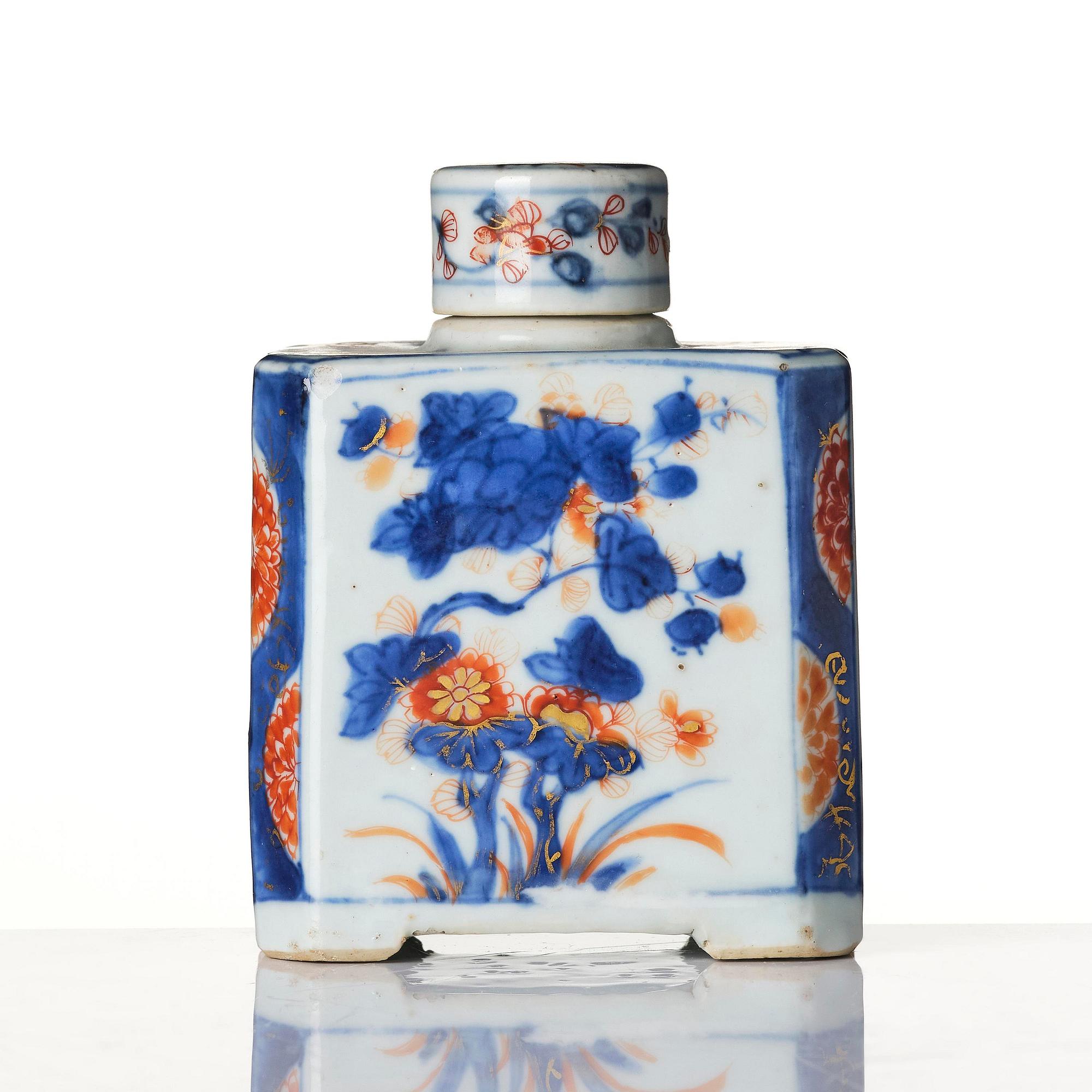 A set of two imari cups and a tea caddy, Qing dynasty, Kangxi (1662-1722). The tea cups with Johanneum mark.