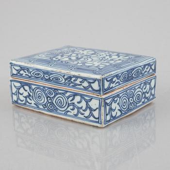 A blue and white porcelain lidded box, China, 20th century.