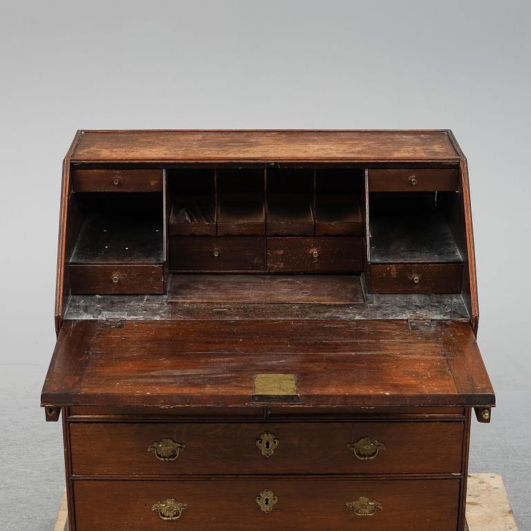 An early 19th century oak secratire.