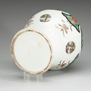 A famille verte jar, Qing dynasty, 19th Century.