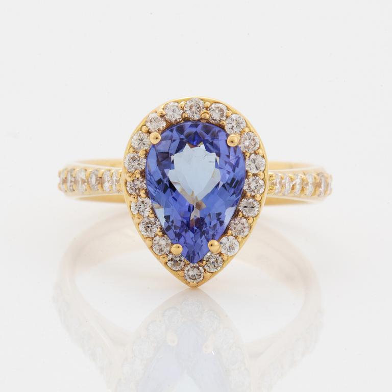 Ring, med droppformad fasettslipad tanzanit och briljantslipade diamanter.