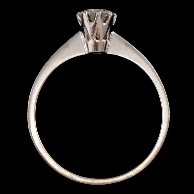 RING, 18k vitguld med briljantslipad diamant 0.37 ct, Ge Kå Kaplan, Stockholm, 1970. Vikt 2 g.