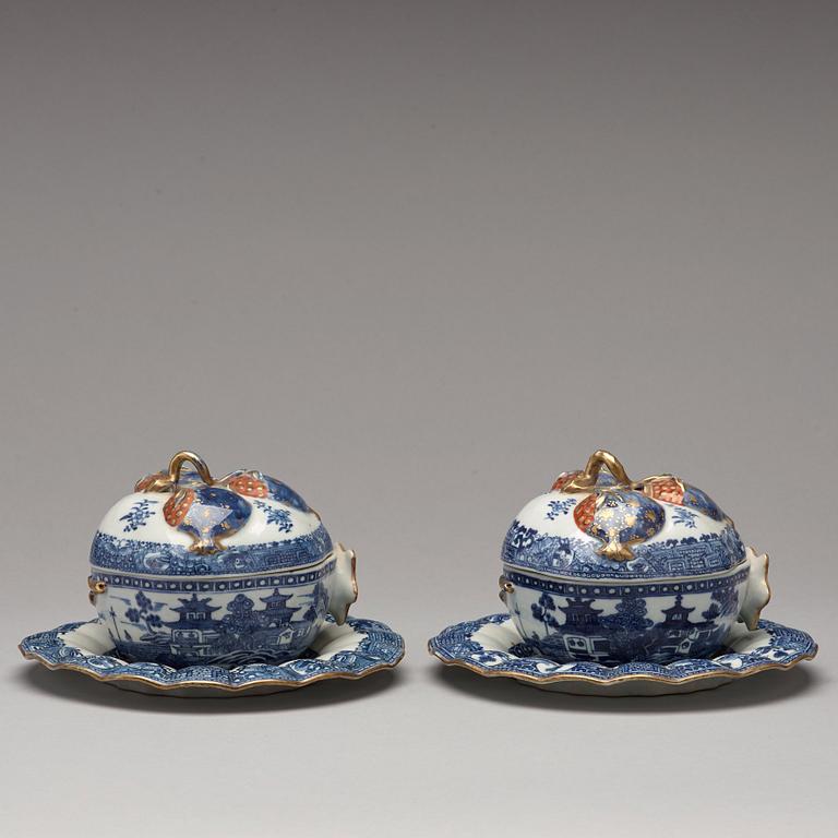 TERRINER med FAT, ett par, kompaniporslin. Qing dynastin, Qianlong (1736-95).