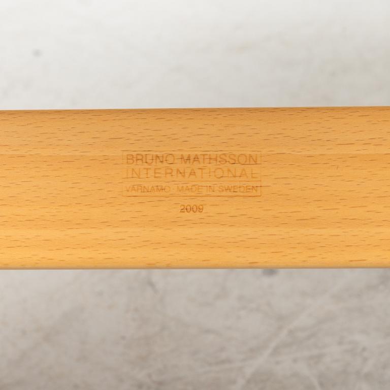 Bruno Mathsson, fåtöljer ett par, "Eva låg", Bruno  Mathsson International, daterad 2009.