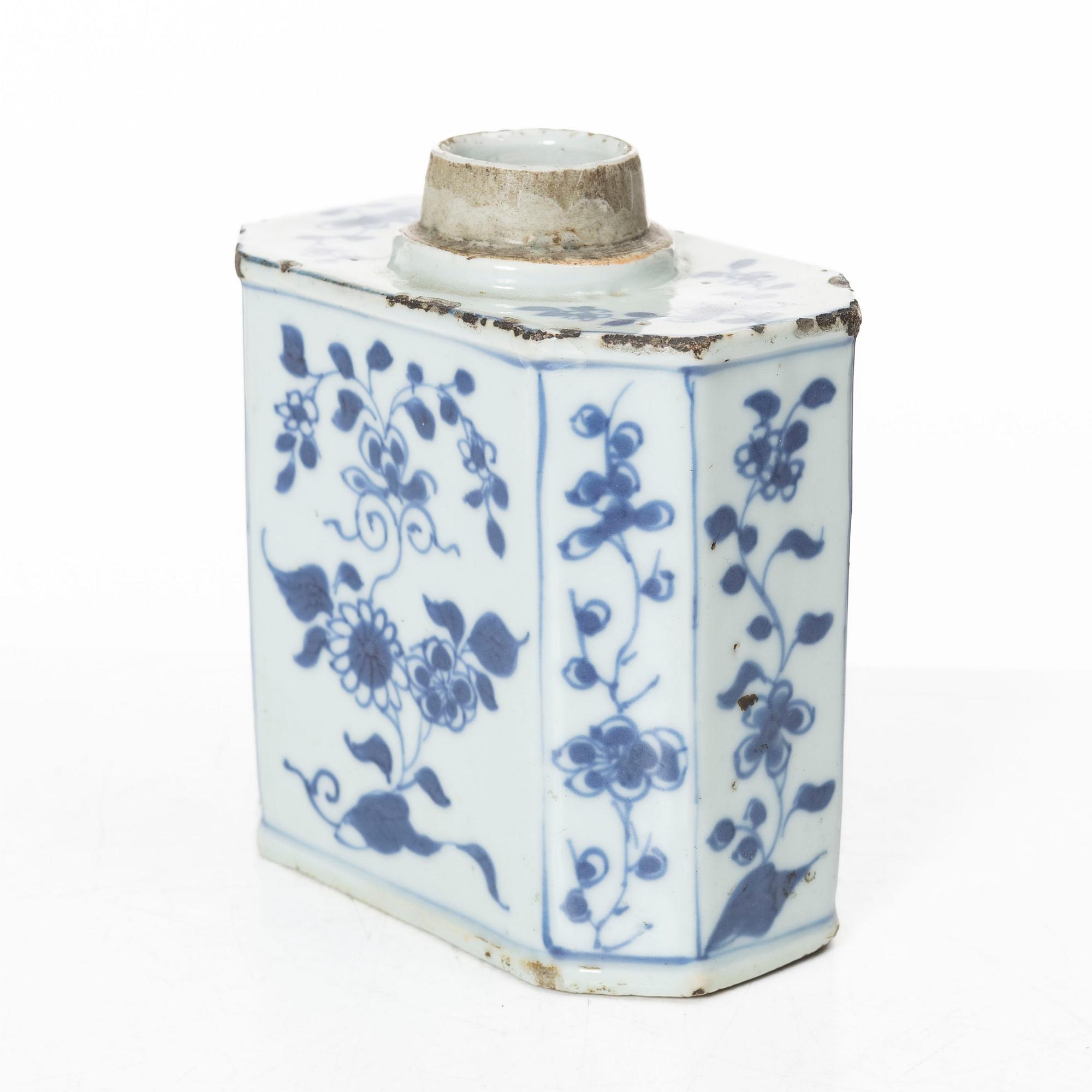 A blue and white tea caddy, Qing dynasty, Kangxi (1662-1722).