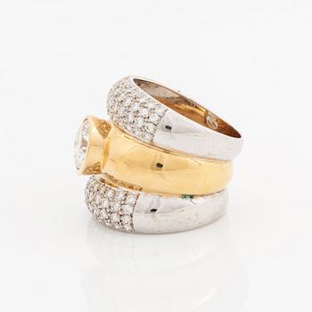Ring med briljantslipade diamanter.