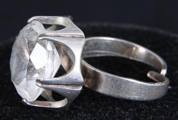 BROSCHER, 4 st samt RING, silver, bl a Altona.