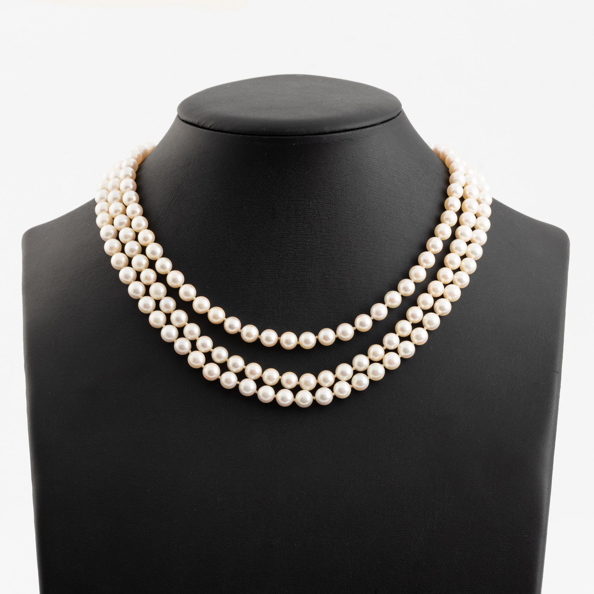 Pärlcollier i tre rader, odlade pärlor, guldlås med åttkantslipade diamanter.