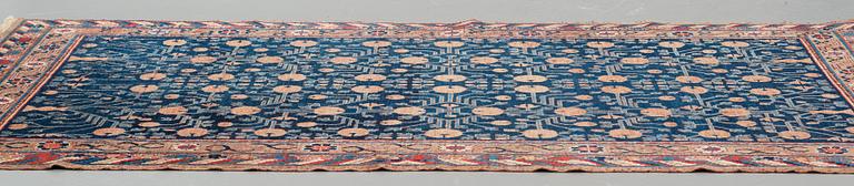 Matto, a semi-antique Khotan, Xinjiang, China, ca 287-290,5 x 154-156 cm.