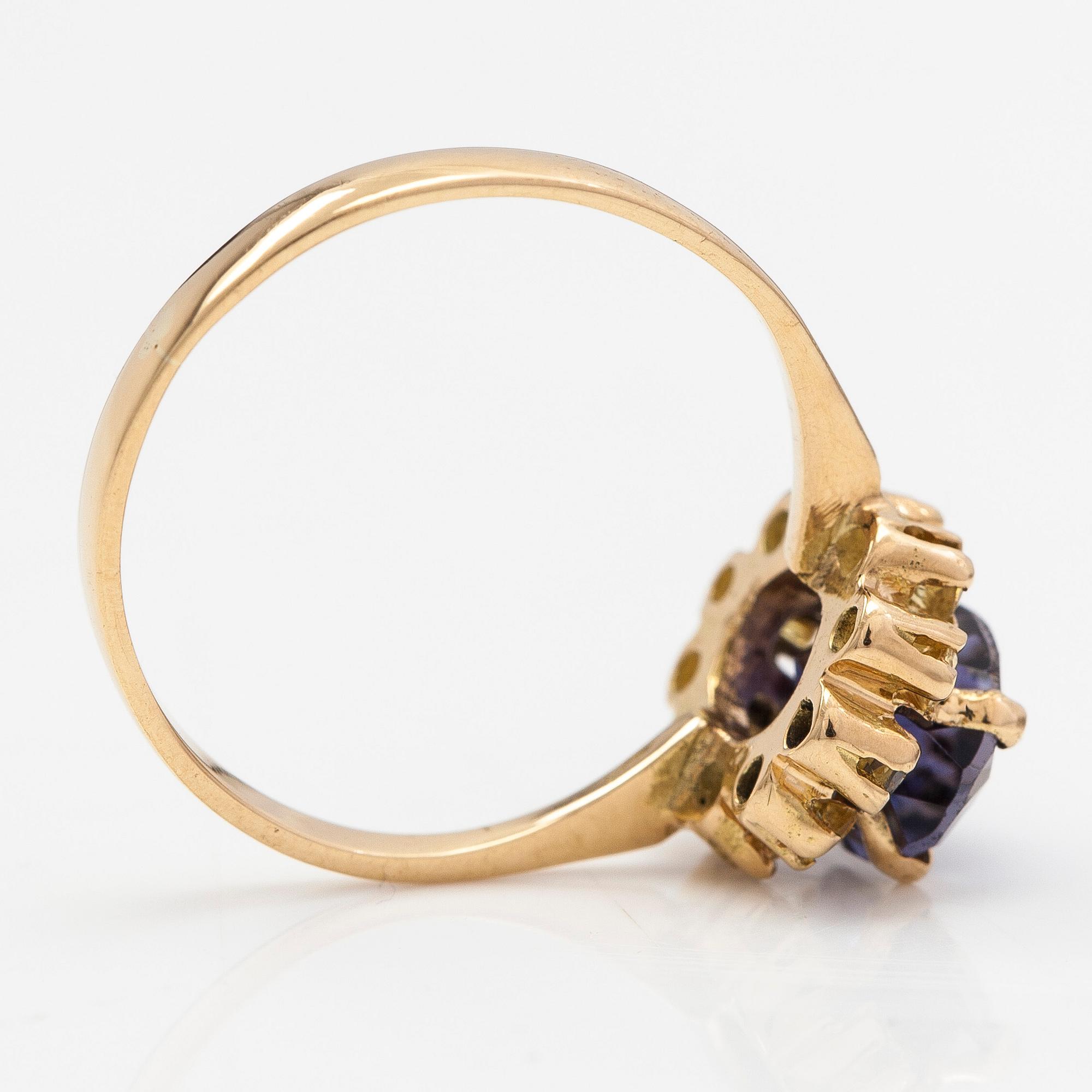 An 18K gold ring with a tanzanite and yellow sapphires.
