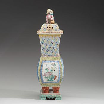 A large porcelain censer with cover and stand, Qing dynasty, 19th Century.