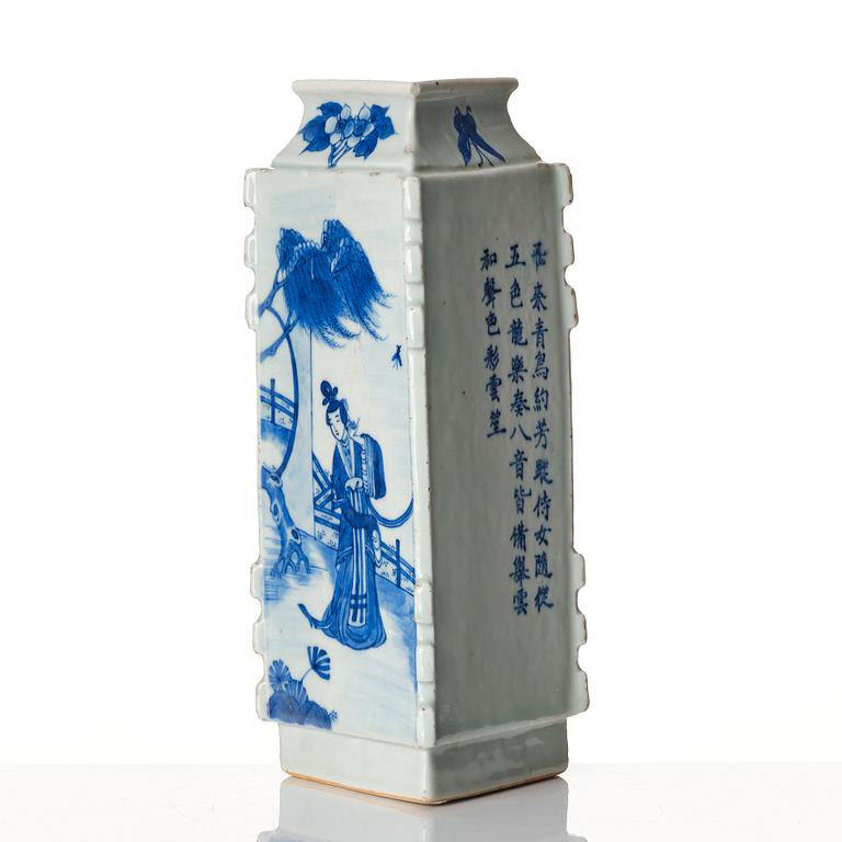 A blue and white vase, late Qing dynasty, circa 1900.