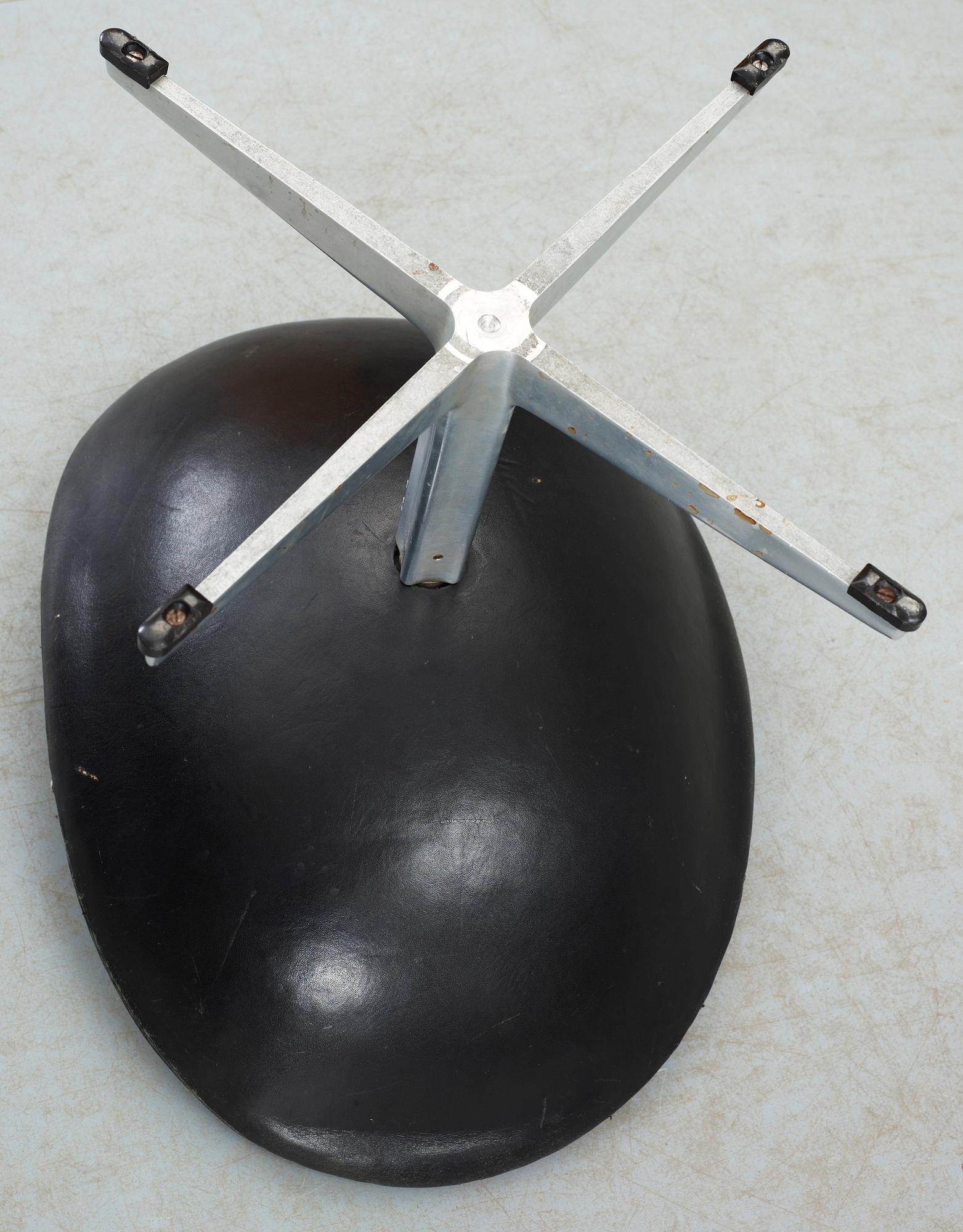 Fotpall, "ägget", Arne Jacobsen, 1900-talets mitt.