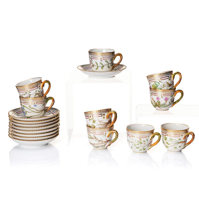 Koppar med fat, nio stycken, porslin. Royal Copenhagen, "Flora Danica", Danmark, 1900-tal.
