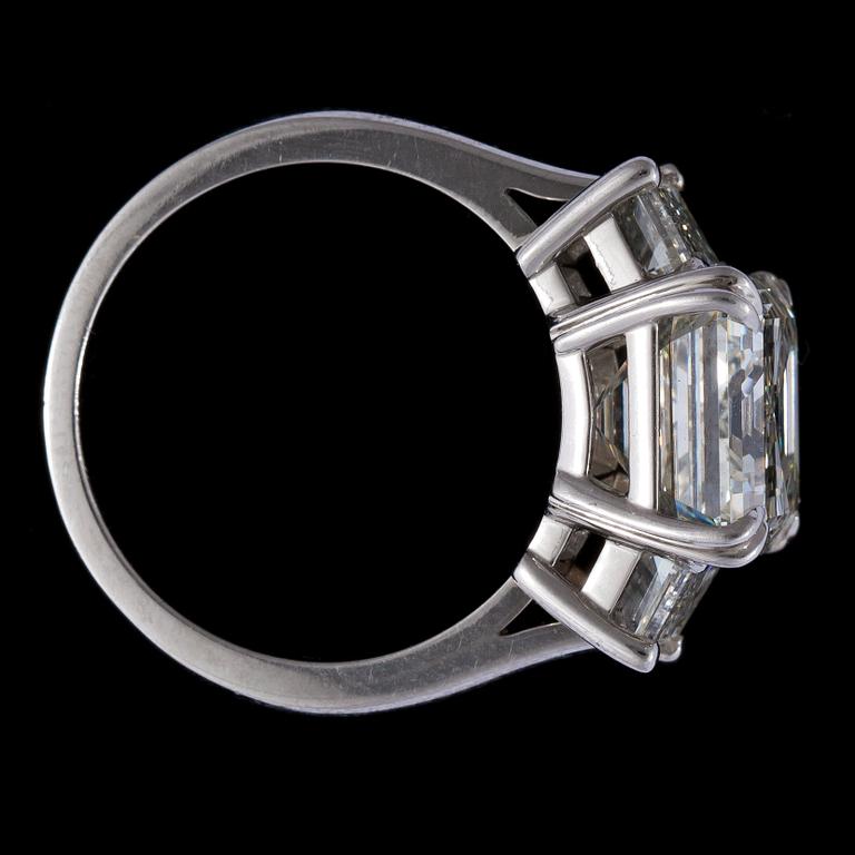 RING, smaragdslipad diamant, 6.27 ct samt mindre smaragdslipade diamanter på vardera sida.