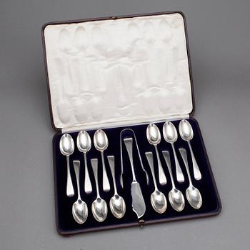 TESKEDAR SAMT SOCKERTÅNG OCH KNIV I SCHATULL, silver, London 1902-03. Tot ca 393 gram.