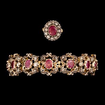 ARMSMYCKE samt RING, förgyllt silver, rubiner och polki diamanter. Vikt tot. 45 g.