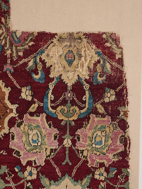 MOGULMATTA/"INDO-PERSISK", FRAGMENT, ca 175 x 60,5 cm, sannolikt 1600-tal. Inramat.