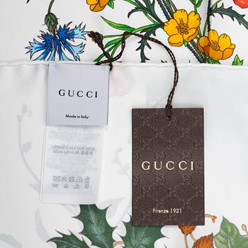 Gucci, a 'Flora' twill silk scarf.