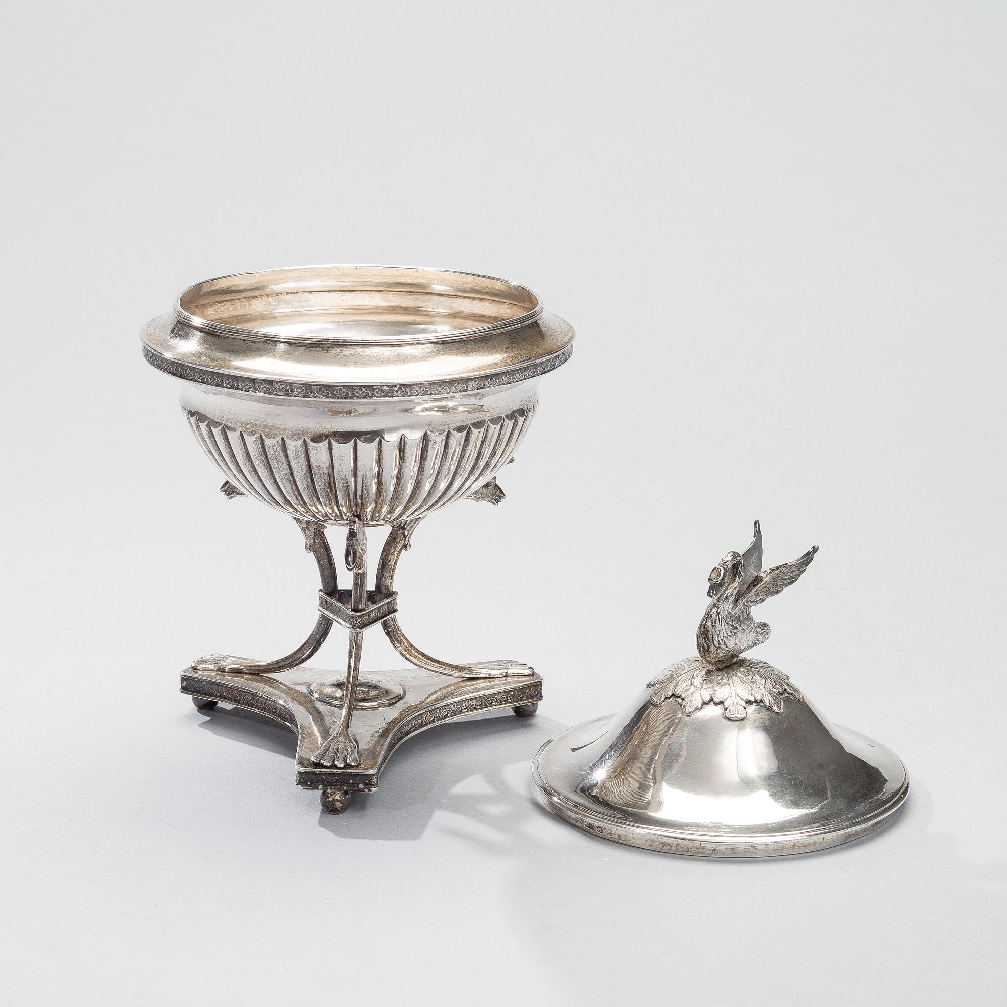 SOCKERSKÅL MED LOCK, silver, empire, C.Z.Schoultz, Tavastehus 1823. Vikt 584 g.