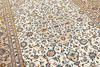 A Kashan carpet, a. 340 x 242 cm.