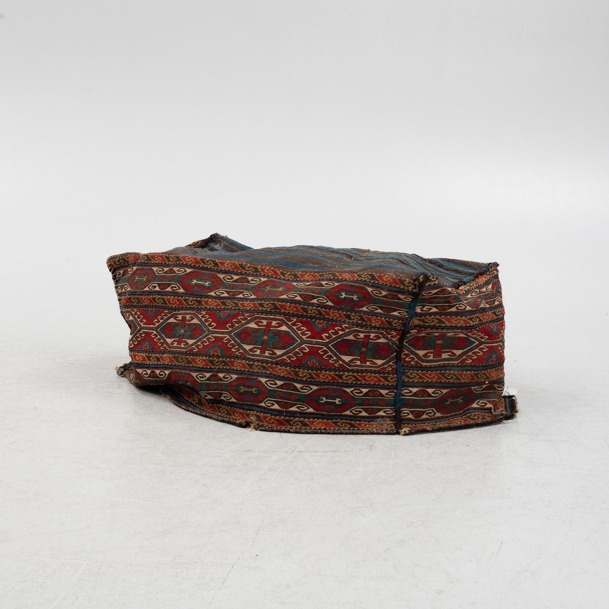 Mafrash, sannolikt Shasavan, antik, ca 95 x 52 x 50 cm.