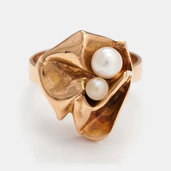 Björn Weckström, A 14K gold ring "Broken leaf" with culutred pearls. Lapponia 1970.