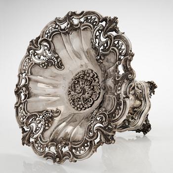 Tarjoilumalja, hopea, uusrokokoo, Gustav Möllenborg, Tukholma 1852.