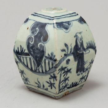 Three Chinese porcelain items, 18th-20th Century.