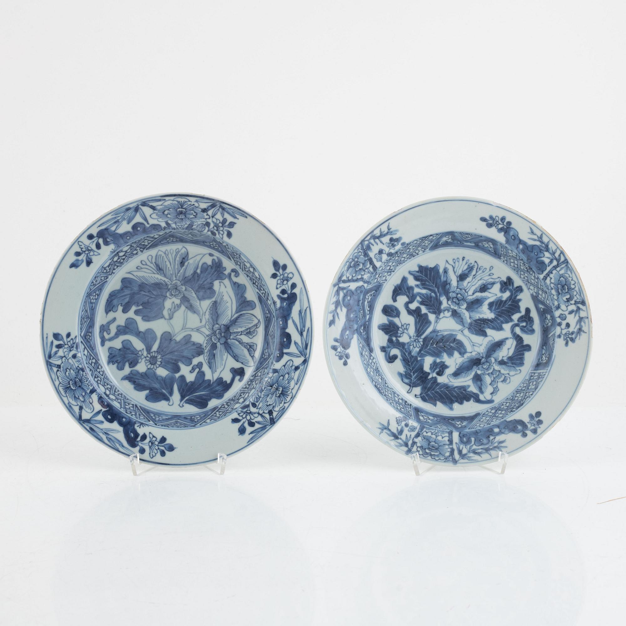 Two plates, two soup dishes and a serving dish, export porcelain, Qing Dynasty, Qianlong (1736-95).