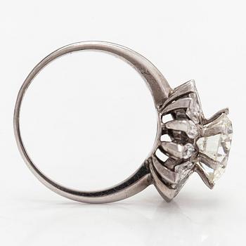 Ring, platina, med en briljantslipad samt markisslipade diamanter tot. ca 3.87 ct. Med intyg.