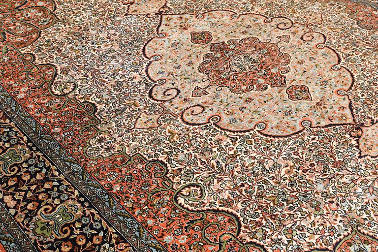 Matta, silke Kashmir, ca 335 x 255 cm.